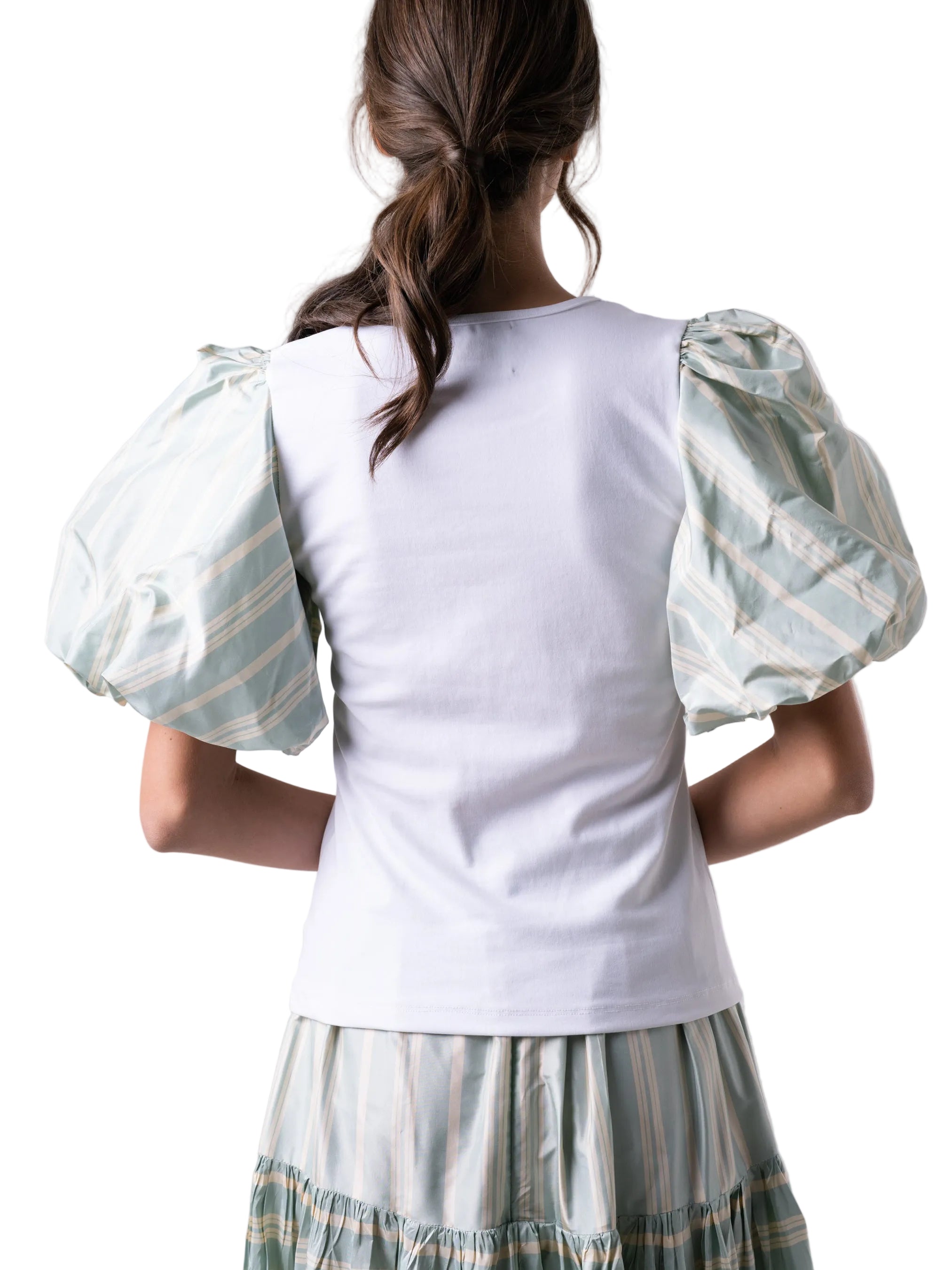 Classic fitted T-Shirt with contrasting color puffed short sleeves in tier drop shape.