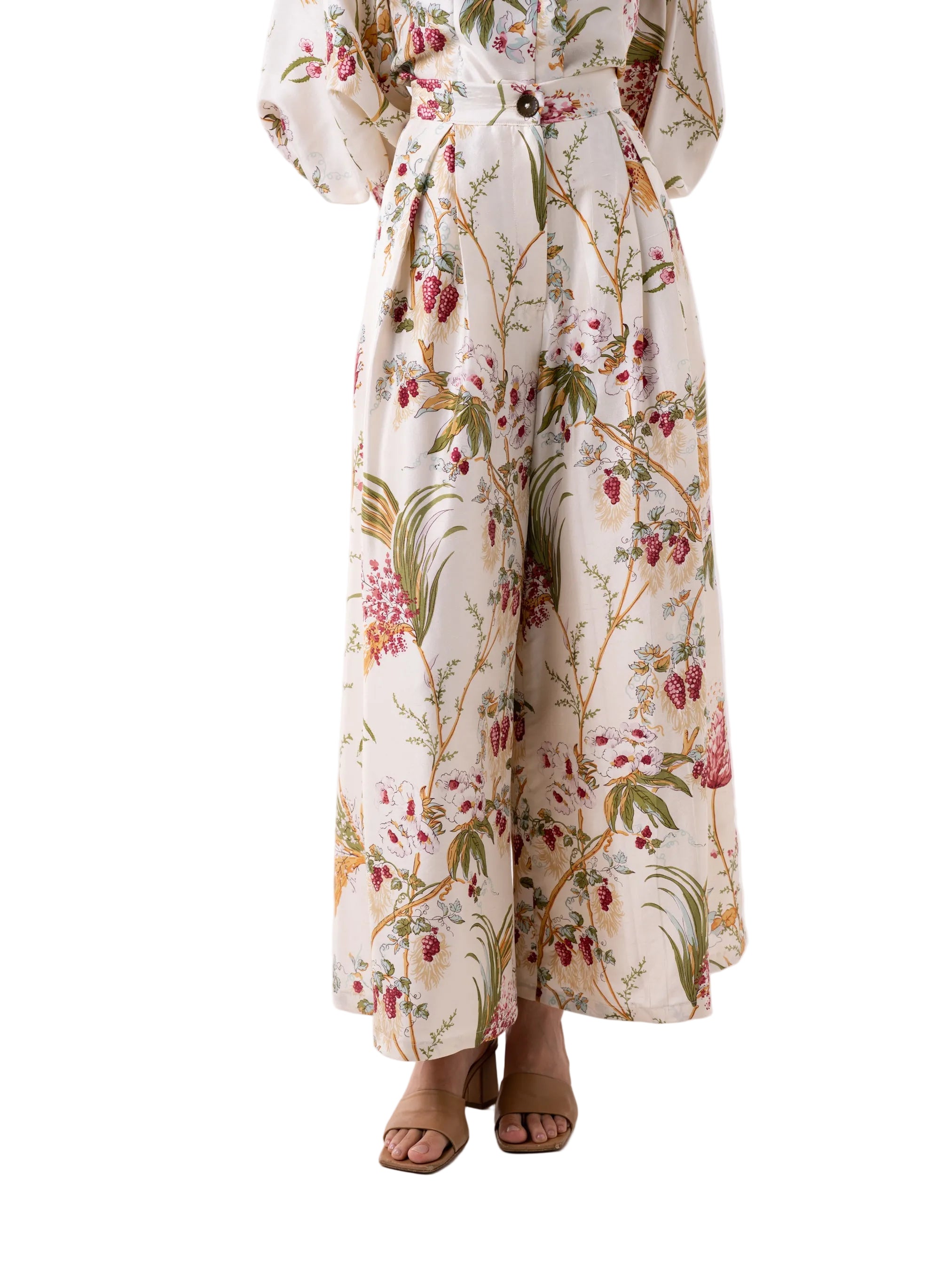 Pant that features a palazzo silhouette with front pleats and side pockets.