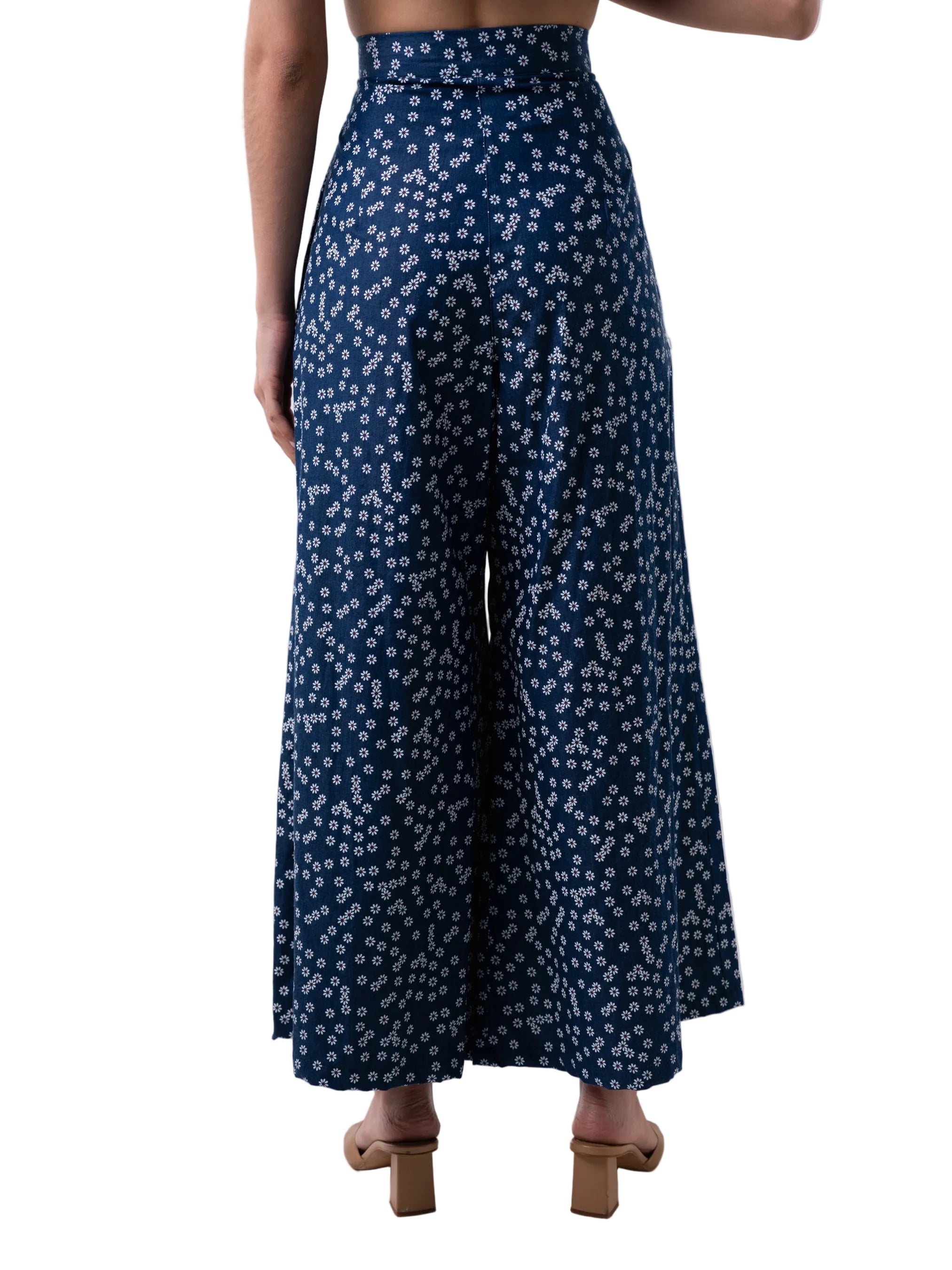 Palazzo silhouette with front pleats and side pockets.