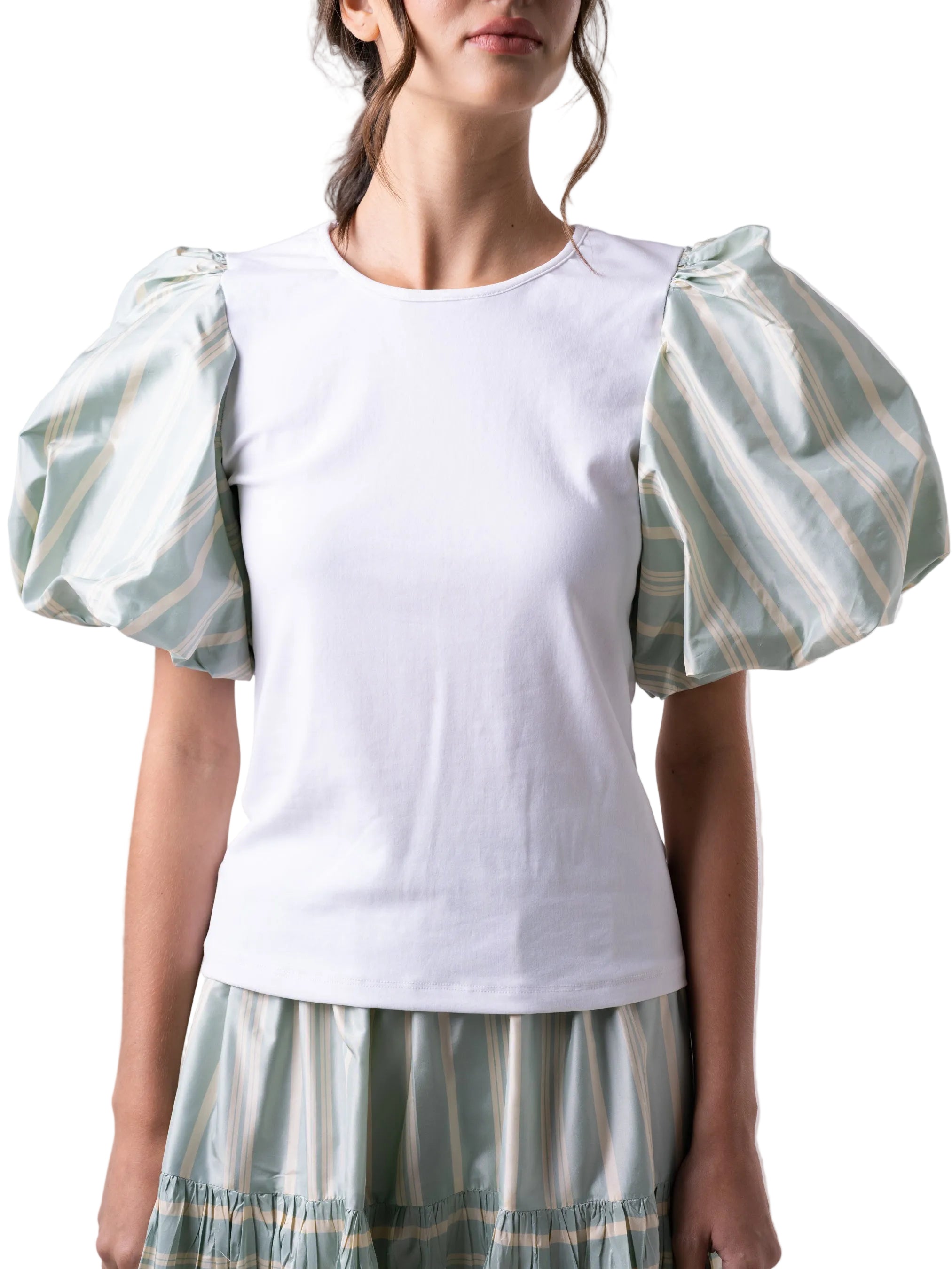 Classic fitted T-Shirt with contrasting color puffed short sleeves in tier drop shape.