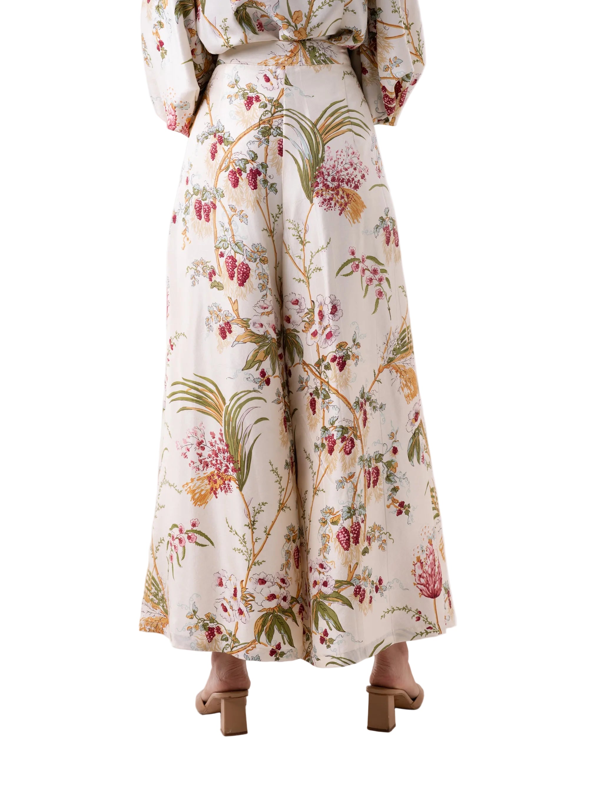 Pant that features a palazzo silhouette with front pleats and side pockets.