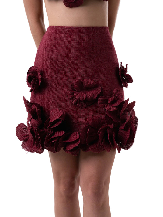 Skirt that features a mini fitted silhouette with hand embroidered artisanal flowers.