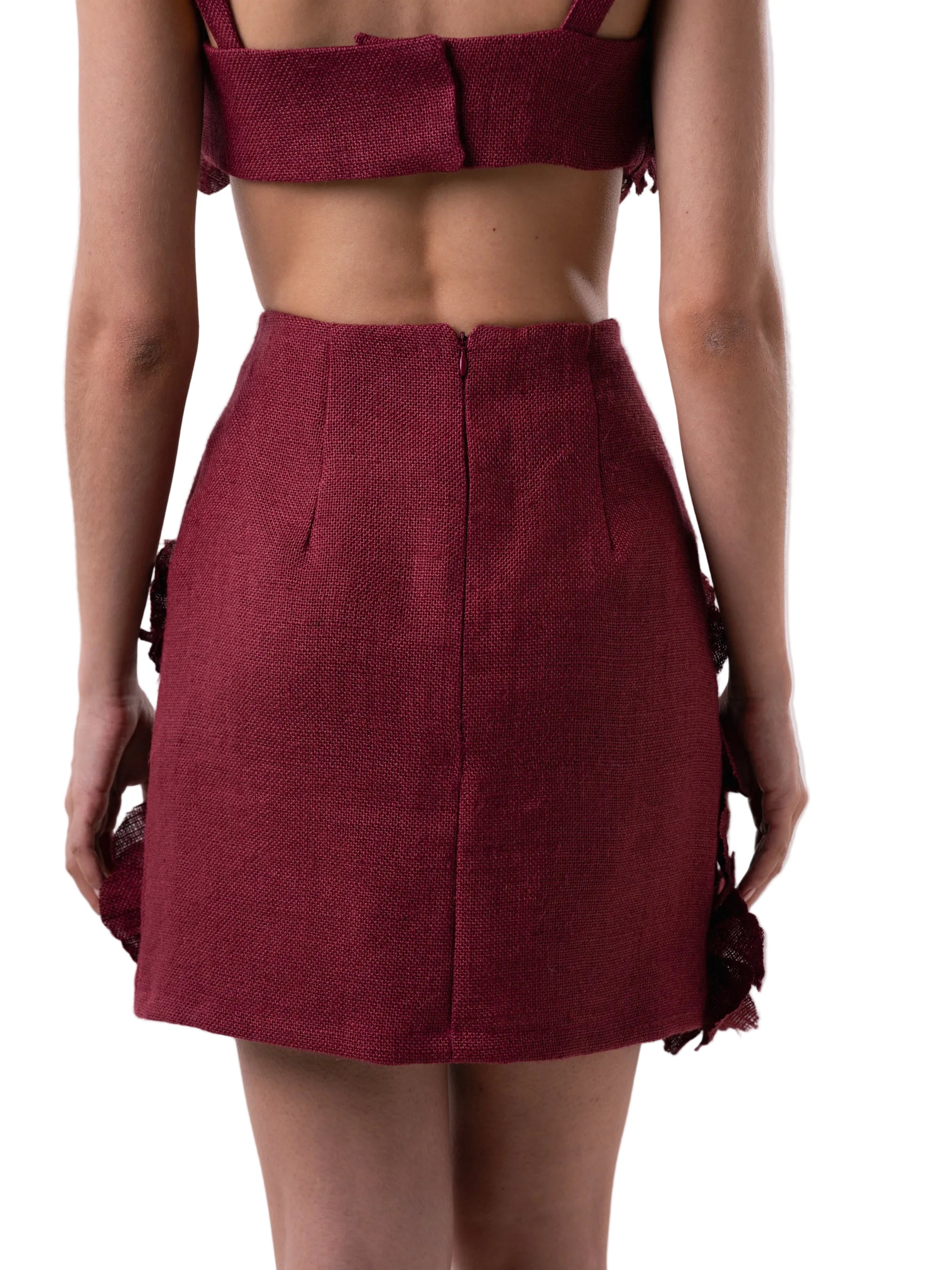 Skirt that features a mini fitted silhouette with hand embroidered artisanal flowers.